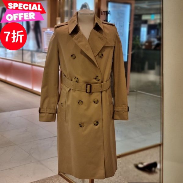 Burberry 80794141 女款  肯辛頓版型長款 Heritage 風衣    UK4/6    蜂蜜色 Burberry、Heritage、Burberry風衣價格、Burberry外套專櫃、Burberry服飾評價、Burberry尺寸表、Burberry專櫃位置、Burberry真品鑑定、嘎巴甸風衣、格紋外套、經典風衣、精品外套、精品大衣推薦、風衣推薦、實用外套推薦、精品風衣評價、風衣價格、平行輸入、精品平行輸入、100%真品、專櫃真品保證、精品折扣、優惠精品價格、限時優惠、快速配送、台灣精品代