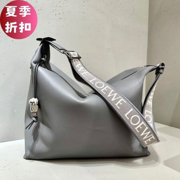 Loewe 小款 Cubi 柔軟光滑小牛皮緹花斜背包       瀝青灰 Loewe Cubi包, 小牛皮斜背包, 緹花背帶包, 名牌大容量包, 柔軟舒適包款, 高端奢華包款, 通勤包推薦。