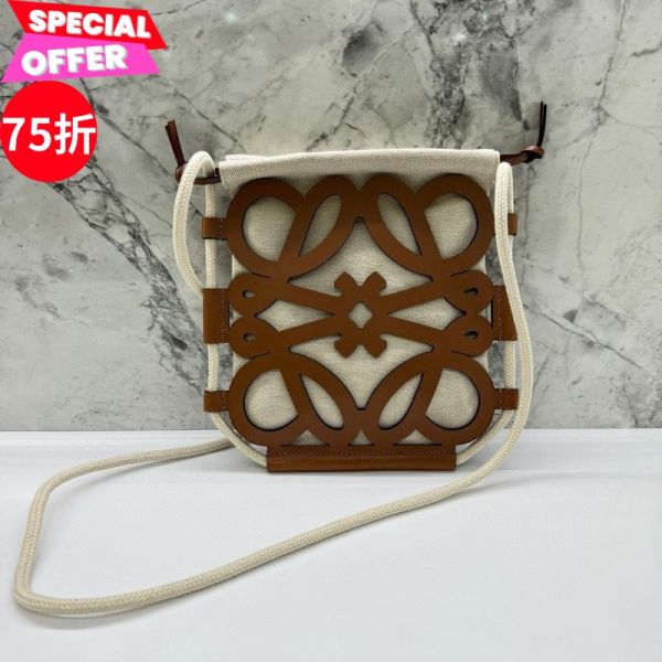 Loewe Anagram 鏤空小牛皮帆布斜背包  棕米色 Loewe、Anagram、鏤空包、斜背包、小牛皮包、精品包款、平行輸入、精品平行輸入、100%真品、專櫃真品保證、精品折扣、優惠精品價格、限時優惠、快速配送、台灣精品代購