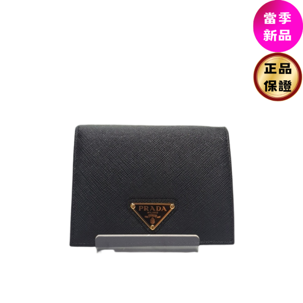 Prada 1MV204 經典三角標 Saffiano 牛皮短夾  黑色 Prada Saffiano 牛皮短夾,經典三角標設計,結合精緻工藝與實用收納,展現低調奢華。