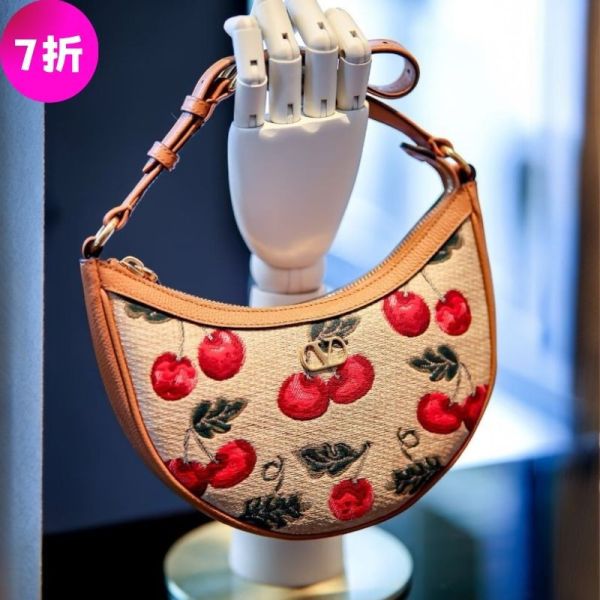 Valentino Garavani VLOGO Signature 迷你彎月櫻桃包 Valentino、VLOGO、6W0P0AK3CJR_R9F、櫻桃圖案、迷你提挎包、拉菲草包、提花包、義大利製奢侈品包包、度假風包、復古黃銅、精品包推薦、精品包評價、精品包價格、平行輸入、100%真品、專櫃真品保證、限時優惠、精品包包哪裡買