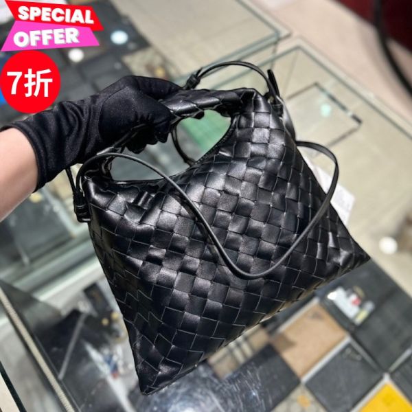 Bottega Veneta 777586 小款迷你 Hop 編織包 黑色 Bottega Veneta, Hop 包, Bottega Veneta 777586, Bottega Veneta 迷你包, 編織包推薦, 精品斜背包, 精品小包, 精品 IT BAG, 精品包推薦, 精品折扣, 優惠精品價格, 快速配送, 台灣精品代購, 平行輸入, 100% 真品, 專櫃真品保證
