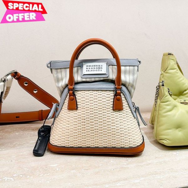 Maison Margiela M11 5AC Classique Micro 拉菲草編肩背包  灰藍色 Maison Margiela 5AC,拉菲草手袋,微型肩背包,夏日編織包推薦,義大利製精品,時尚草編包,Maison Margiela Micro Bag,數字皮標包款,精品平行輸入,100%真品




白色