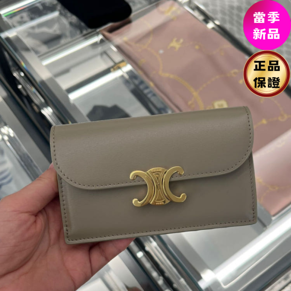 Celine 10P073 Triomphe  凱旋門翻蓋長款卡片套   灰色 Celine, TRIOMPHE, 翻蓋卡片套, 灰褐色, 義大利製造, 牛皮革, 金色釘扣, 實用設計, 時尚單品, 便攜風格