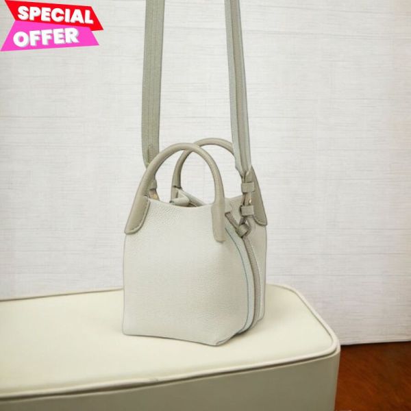 Loro Piana FAO6488 Bale Micro 雙色小牛皮水桶包  深雪色×乾龍蒿色  （Sun Gold 五金） Loro Piana 水桶包, Bale Micro 手袋, 義大利精品手袋, 雙色小牛皮包, Loro Piana 正品推薦, 精品平行輸入, 迷你水桶包推薦, 小牛皮肩背包, Sun Gold 五金配件, 100% 真品