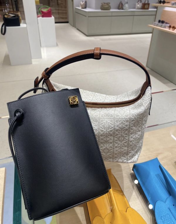 Loewe 經典小牛皮 Dice 骰子隨身迷你包    黑色 Loewe 經典小牛皮 Dice 骰子隨身迷你包



黑色



黑色