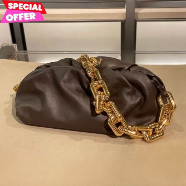 Bottega Veneta 620230 BV Chain 金鍊雲朵包  Violet 深紫羅蘭色 Bottega雲朵包金鍊, BV Chain柔軟包, Bottega Veneta肩背包, 小牛皮精品包, 雲朵造型手拿包, 義大利精品推薦紫羅蘭色包款, 精品平行輸入, 100%真品保證, 限時精品優惠