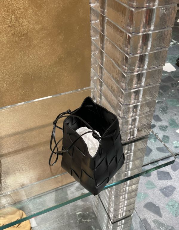 Bottega Veneta 680218 小款 Bucket 包  黑色 