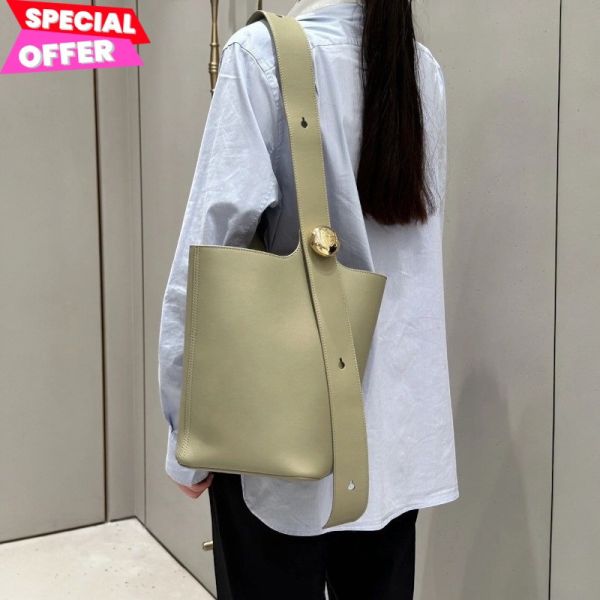 Loewe 柔軟小牛皮中款 Pebble Bucket 水桶包    尤加利綠 Loewe Pebble 水桶包,Loewe 中款手袋,柔軟小牛皮水桶包,尤佳利綠水桶包,Loewe Anagram 手袋
