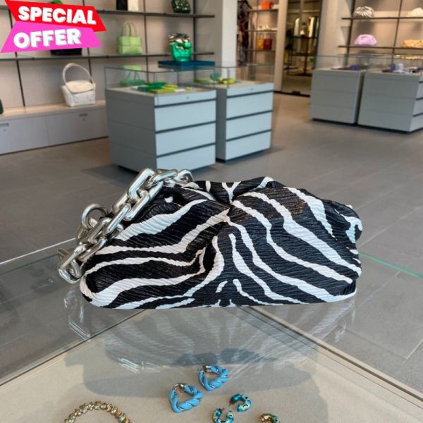 Bottega Veneta  620230 BV Chain銀鍊雲朵包    黑白斑馬紋皺摺小羊皮 Bottega Veneta 雲朵包, Zebra Print 包包, Bottega 斑馬紋手拿包, The Chain Pouch 金鍊包, Daniel Lee 設計包, 小羊皮精品包款, 義大利製精品包包, 斑馬紋肩背包, 100%專櫃真品, 限時精品推薦