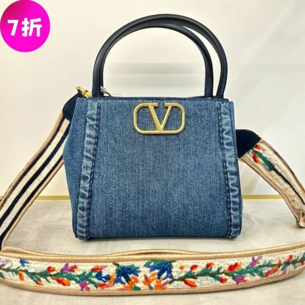 Valentino Garavani Alltime 中款牛仔布手提包  附皮革和緹花肩帶 Valentino、Alltime、6W2B0R21XEY_QNS、牛仔布包、中款包、手提包、VLogo Signature、義大利製奢侈品包包、刺繡織帶、精品包推薦、精品包評價、精品包價格、平行輸入、100%真品、專櫃真品保證、限時優惠、精品包包哪裡買
