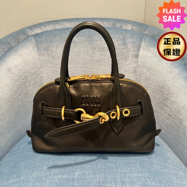 MiuMiu 5BB169 Aventure 小款納帕小羊皮貝殼包  黑色 Miu Miu Aventure, 納帕皮革手挽手袋, 小羊皮, 壓紋標誌, 可調肩帶, 時尚單品