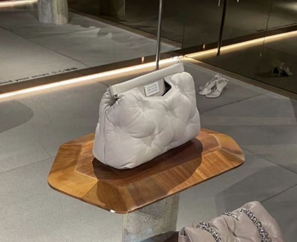 Maison Margiela 小羊皮中款 Glam Slam 雲朵包  象牙白色 Bottega Veneta