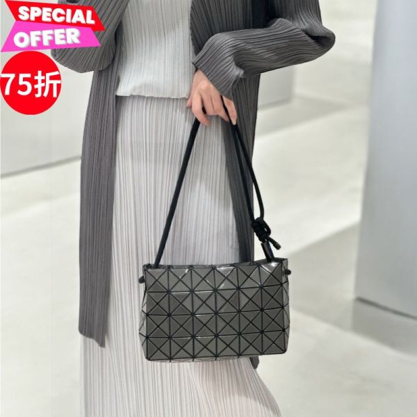 Bao Bao Issey Miyake  Loop Metallic 銀灰色金屬光感豆腐斜背包 Bao Bao Issey Miyake、LOOP METALLIC、銀色斜背包、幾何設計、金屬感包包、日本精品、輕量包款、品牌斜背包推薦、精品平行輸入、100%真品、限量推薦