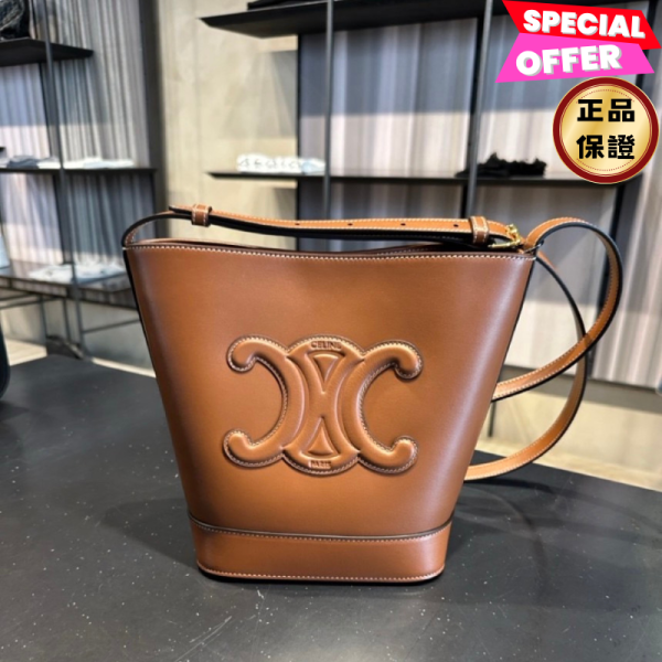 Celine 113783 小款皮革 Cuir 凱旋門水桶包  黃褐色 CELINE Triomphe Bucket 手袋, 小牛皮手袋, CELINE 小號手袋, 黃褐色 Bucket 手袋, 義大利製奢華包款, CELINE 斜背包, 釘扣開關手袋, 可調肩帶手袋