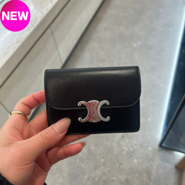 Celine 10I583 Triomphe 凱旋門翻蓋卡片套  黑色 Celine, Triomphe, 翻蓋卡片套, 牛皮革, 義大利製造, 時尚配件, 2025夏日單品, 奢華設計, 高端卡片套