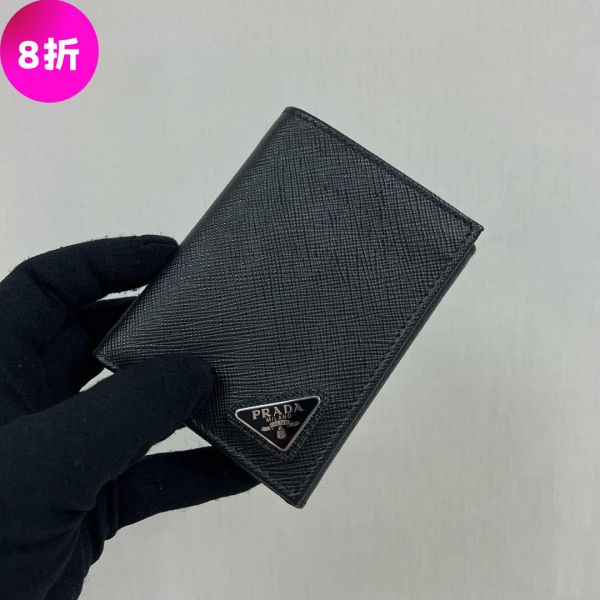 PPrada 2MH041 Saffiano 小牛皮經典短夾    黑色 PradaSaffiano短夾, Prada經典黑色皮夾, 義大利製精品錢夾, 時尚小型皮夾, 奢華牛皮短夾, 男士經典皮夾, 小型卡片夾推薦, Prada經典短夾
