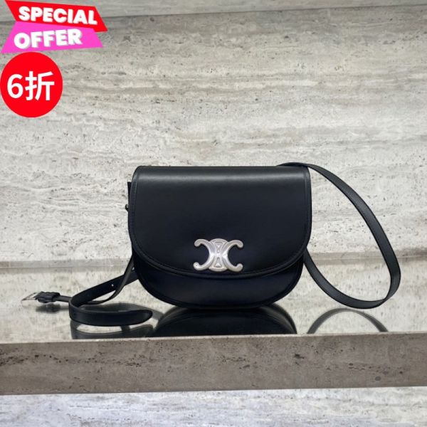 Celine 114453 中款柔軟小牛皮 凱旋門‎ Besace 包 黑色 Celine、Besace、114453、Celine 114453、小牛皮包、黑色包包、凱旋門包、中款包、斜揹包、掛肩包、TRIOMPHE、義大利製奢侈品包包、翻蓋設計包、精品包推薦、精品包評價、精品包價格、平行輸入、100%真品、專櫃真品保證、限時優惠、精品包包哪裡買