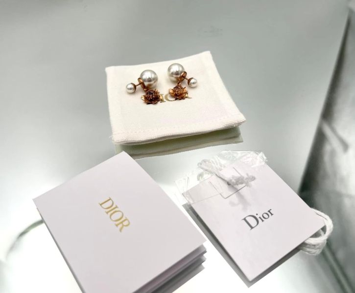 Dior Tribales  霧面粉紅金屬花朵和白色珍珠耳環 Dior Tribales  霧面粉紅金屬花朵和白色珍珠耳環