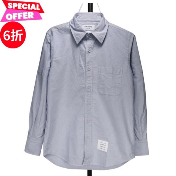 Thom Browne  男款 MWL403O Oxford 條紋臂章襯衫 天藍色  3L/4XL Thom Browne、Oxford襯衫、臂章設計、美式襯衫、紳士服飾、精品襯衫、平行輸入、精品平行輸入、100%真品、專櫃真品保證、精品折扣、優惠精品價格、限時優惠、快速配送、精品代購