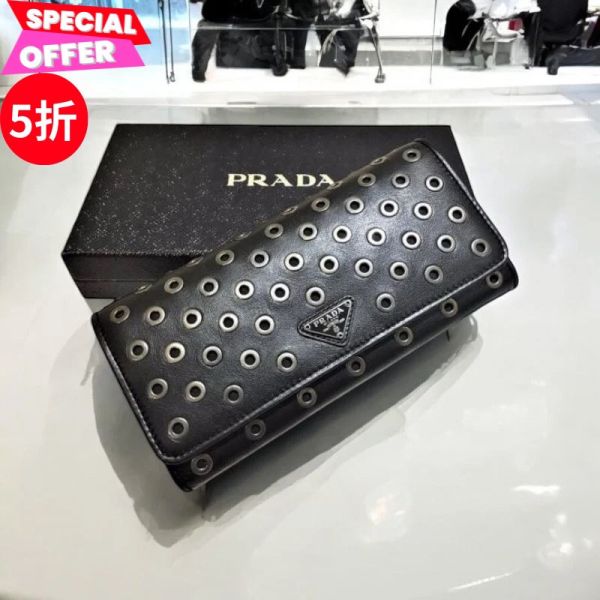 Prada  1ML506  鉚釘鑲孔翻蓋皮革長夾 Prada、長夾、1MH1322、Prada 1MH1322、小牛皮、鉚釘鑲孔、翻蓋皮夾、多功能錢包、義大利製奢侈品、可拆卸票卡、精品皮件推薦、精品皮件評價、精品皮件價格、平行輸入、100%真品、專櫃真品保證、限時優惠、精品皮件哪裡買