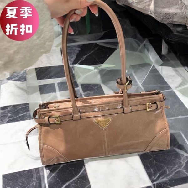 Prada 1BA426 Soft Lux 中款亮澤皮革繫帶 Bonnie包   豆沙色/付長肩帶 Prada, Prada Bonnie, Prada 1BA426, Prada 亮澤皮革包, Prada iPad 11 可放包, Prada 長夾可放包, 精品肩背包推薦, 精品斜背包推薦, 通勤包推薦, 時尚精品包, 平行輸入, 精品平行輸入, 100% 真品, 專櫃真品保證, 精品折扣, 優惠精品價格, 限時優惠, 快速配送, 台灣精品代購, 精品包哪裡買, Prada 包專櫃價格