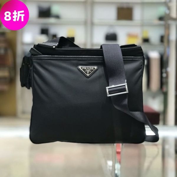 Prada 2VH118 Re-Nylon 及 Saffiano 斜背郵差包    黑色 Prada、Re-nylon、Prada包包價格、Prada包專櫃、Prada包款評價、Prada包包尺寸、Prada專櫃位置、Prada真品鑑定、環保包、郵差包、斜背包、精品包款、精品包推薦、實用包款推薦、斜背包推薦、精品包評價、精品包價格、平行輸入、精品平行輸入、100%真品、專櫃真品保證、精品折扣、優惠精品價格、限時優惠、快速配送、台灣精品代購、精品包包哪裡買、精品包專櫃價格