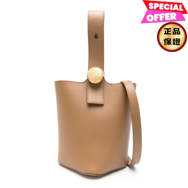 Loewe 迷你柔軟粒面小牛皮 Pebble 水桶包 拿鐵色/附長肩帶 Loewe迷你水桶包, Pebble Bucket包, 蔚藍色小牛皮包, 高端精品水桶包, 都會女性包款, Loewe經典設計, 西班牙製精品包, 優雅百搭包款