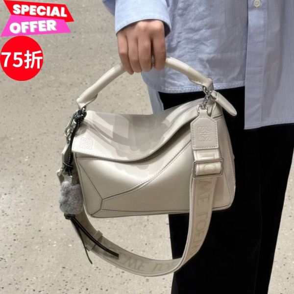 Loewe 緞面小牛皮小款 Puzzle包  海鹽白 寬版緹花肩帶 Loewe Puzzle 包, 緞面小牛皮包, 海鹽白包款, Jonathan Anderson 設計, 幾何線條包, 小型斜背包, 可拆卸肩帶, 西班牙製包款