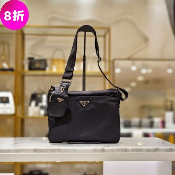Prada 1BC421 Re-Nylon 尼龍郵差包 附可拆卸萬用包 黑色-日常通勤或旅行的完美選擇 Prada Re-Nylon 郵差包, 再生尼龍郵差包, 可拆萬用包, 鍍鋼金屬郵差包, Prada 郵差包, 搪瓷金屬三角標誌, 義大利製郵差包