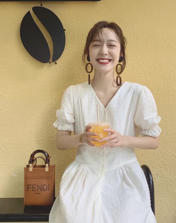 Fendi 8BS051 FF Logo 小牛皮 迷你直式 Sunshine 包 焦糖棕色 Fendi 8BS051 FF Logo 小牛皮 迷你直式 Sunshine 包 焦糖棕色