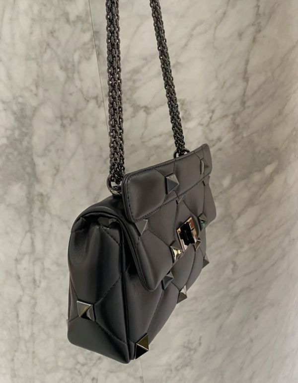 Valentino Roman Stud 中款納帕羊皮羅馬鉚釘包 全黑色 