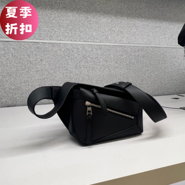 Loewe 經典小牛皮迷你 Puzzle 腰包   黑色 Loewe、Puzzle、Loewe包包價格、Loewe包專櫃、Loewe包款評價、Loewe包包尺寸、Loewe專櫃位置、Loewe真品鑑定、小牛皮包、腰包、幾何包、精品包款、精品包推薦、小型包款推薦、實用包款推薦、精品包評價、精品包價格、平行輸入、精品平行輸入、100%真品、專櫃真品保證、精品折扣、優惠精品價格、限時優惠、快速配送、台灣精品代購、精品包包哪裡買、精品包專櫃價格