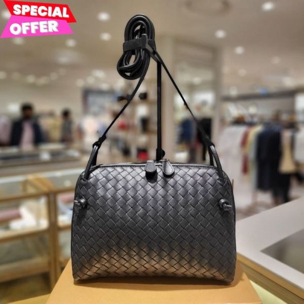 Bottega Veneta 245354 Nappa 小羊皮編織斜背包  黑色 Bottega Veneta斜背包,Bottega編織包,Bottega羊皮包,黑色斜背包,義大利精品包款,Bottega正品推薦,小羊皮斜背包,精品平行輸入,100%真品,限時精品優惠
