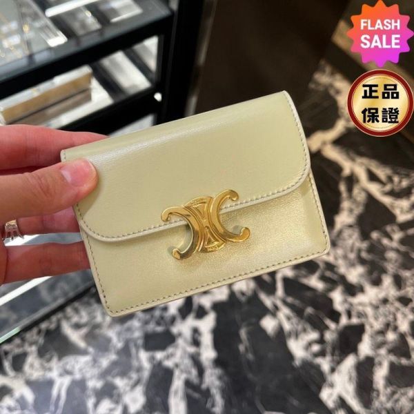 Celine 10I583 Triomphe 凱旋門標誌光滑牛皮翻蓋卡片套  柑檸色 Celine, Triomphe, 翻蓋卡片套, 塗層帆布, 義大利製造, 時尚配件, 2025夏日單品, 奢華設計, 高端卡片套,