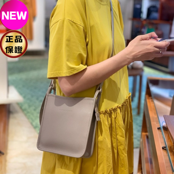 Longchamp 10138 小牛皮 Le Foulonne S 斜背包  斑鳩灰色 Longchamp, 牛皮, Le Foulonné, 斜背袋, 法國製造, 2025時尚, Margot Robbie, 輕巧設計, 可調肩帶, 經典摺痕