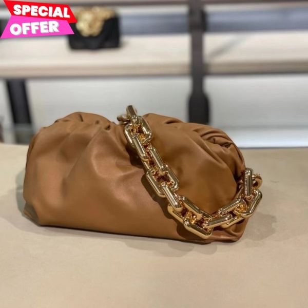 Bottega Veneta 620230 BV Chain 金鍊雲朵包  駱駝色 Bottega雲朵包金鍊, BV Chain柔軟包, Bottega Veneta肩背包, 小牛皮精品包, 雲朵造型手拿包, 義大利精品推薦, 駱駝色包款, 精品平行輸入, 100%真品保證, 限時精品優惠