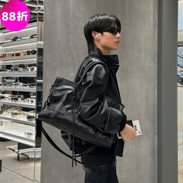 Balenciaga 810364 Le City Travel 大型小羊皮旅行包   經典黑 Balenciaga、Le City、旅行包、小羊皮包、機車包、精品包包、平行輸入、精品平行輸入、100%真品、專櫃真品保證、精品折扣、優惠精品價格、限時優惠、快速配送、台灣精品代購