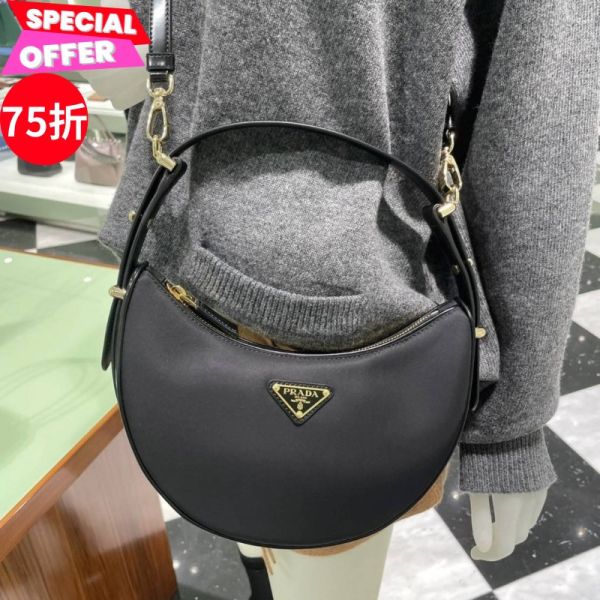 Prada 1BC194 Arque 皮革彎月包  付長肩帶 黑色 Prada Arque彎月包, Prada迷你肩背包, Prada皮革彎月包, Prada經典搪瓷徽標, Prada黑色時尚包