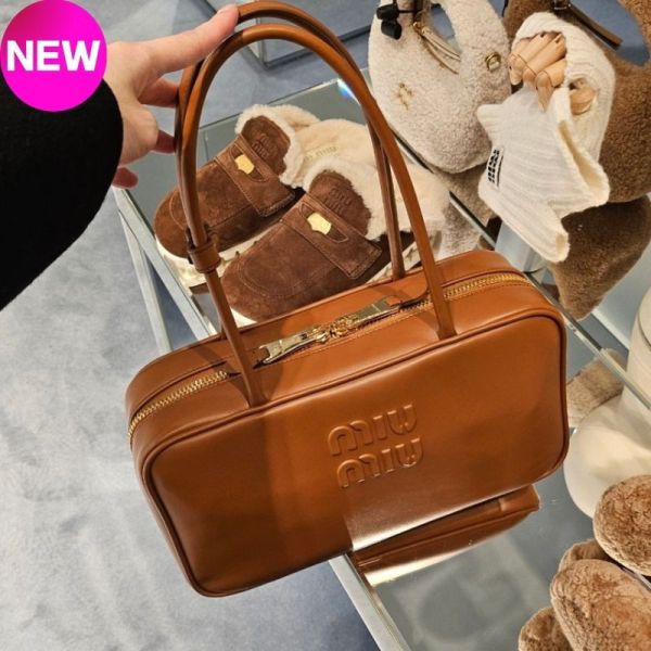 Miu Miu 5BB172 Beau 小牛皮手提包  干邑色﻿ Miu Miu、Beau、5BB172、Miu Miu 5BB172、小牛皮包、黑色包包、手提包、壓紋標誌、奢侈品包包、金色飾件、精品包推薦、精品包評價、精品包價格、平行輸入、100%真品、專櫃真品保證、限時優惠、精品包包哪裡買