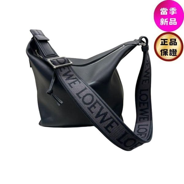 Loewe 小款 Cubi 柔軟光滑小牛皮緹花斜背包  黑色 Loewe Cubi包, 小牛皮斜背包, 緹花背帶包, 名牌大容量包, 柔軟舒適包款, 高端奢華包款, 通勤包推薦。