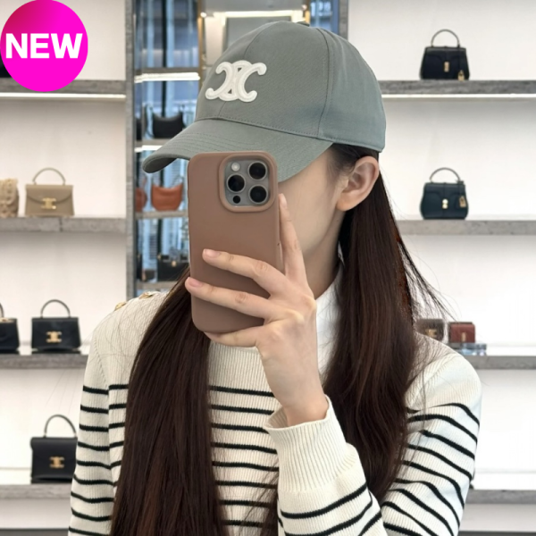 Celine 2AUT62 Triomphe 凱旋門 Logo水洗棉質棒球帽  莫蘭迪灰藍色  S/M/L﻿ Celine, Triomphe, 棒球帽, 水洗棉質, 法國製造, 時尚帽款, 2025夏日配件, 奢華設計, 高端頭飾, 藍灰色帽
