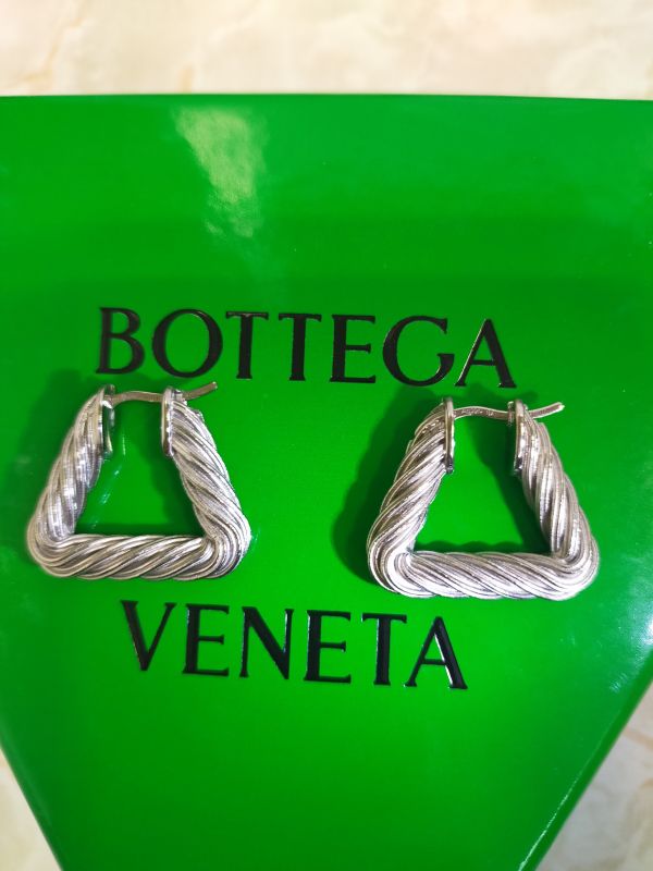 Bottega Veneta 699459 手工純銀三角圈耳環    銀色﻿ 