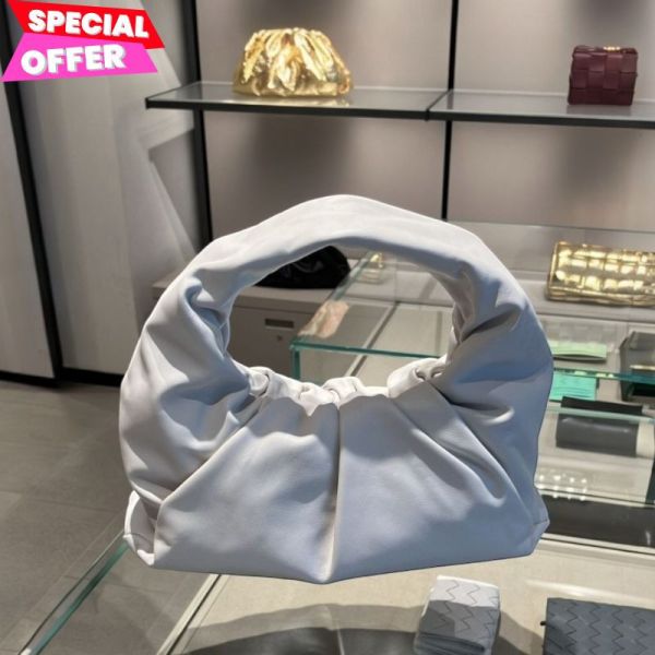 Bottega Veneta 610524 柔軟小牛皮 Jodie 牛角包  白色 Bottega Veneta肩背包, 小牛皮大容量包, Bottega真品包推薦, 白色皮包, 義大利精品肩背包, 通勤皮革包, 精品大包推薦, 精品平行輸入, 100%真品保證, 時尚百搭大包