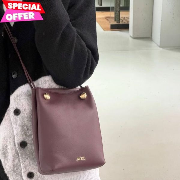 Loewe Pebble 平滑小牛皮包    勃艮地紅色﻿ Loewe、Pebble、Loewe包包價格、Loewe包專櫃、Loewe包款評價、Loewe包包尺寸、Loewe專櫃位置、Loewe真品鑑定、小牛皮包、摺疊包、肩背包、精品包款、精品包推薦、小型包款推薦、實用包款推薦、精品包評價、精品包價格、平行輸入、精品平行輸入、100%真品、專櫃真品保證、精品折扣、優惠精品價格、限時優惠、快速配送、台灣精品代購、精品包包哪裡買、精品包專櫃價格