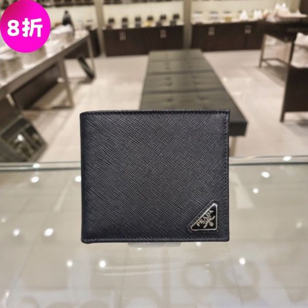 Prada 2MO513 男款經典 倒三角標 Saffiano 對折短夾    黑色 Prada男款短夾,Saffiano皮革錢包,Prada經典黑色短夾,義大利製造男士短夾,精品男士短夾