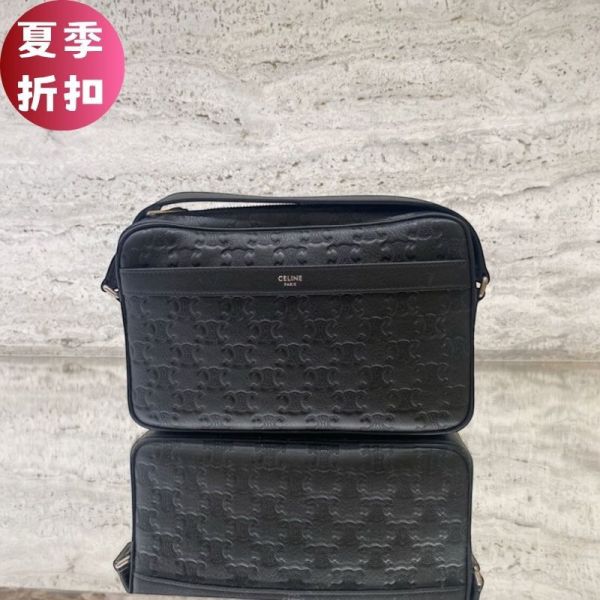 Celine 117003 Triomphe 凱旋門壓花皮革中號信使郵差包    黑色 Celine Triomphe 信使郵差包, 壓花牛皮革包, 中號郵差包, 黑色郵差包, 義大利製高端包款, 銀色飾件信使包, 百搭奢華包, Celine 日常包款