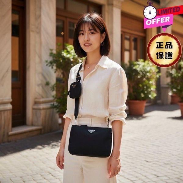 Prada 2VH120 大款再生尼龍雙層斜背包  附萬用袋掛飾    黑色 Prada、Re-nylon、Prada包包價格、Prada包專櫃、Prada包款評價、Prada包包尺寸、Prada專櫃位置、Prada真品鑑定、尼龍包、斜背包、環保包、精品包款、精品包推薦、斜背包推薦、實用包款推薦、精品包評價、精品包價格、平行輸入、精品平行輸入、100%真品、專櫃真品保證、精品折扣、優惠精品價格、限時優惠、快速配送、台灣精品代購、精品包包哪裡買、精品包專櫃價格