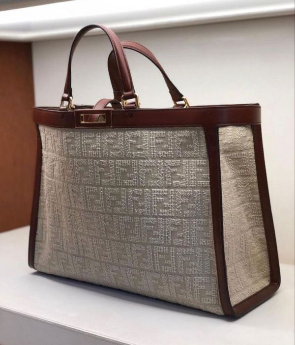 Fendi 8BH374 Peekaboo 立體緹花 FF X-Tote 包  灰色/棕色 Fendi、Peekaboo、托特包、緹花包、FF圖案、精品包款、平行輸入、精品平行輸入、100%真品、專櫃真品保證、精品折扣、優惠精品價格、限時優惠、快速配送、台灣精品代購