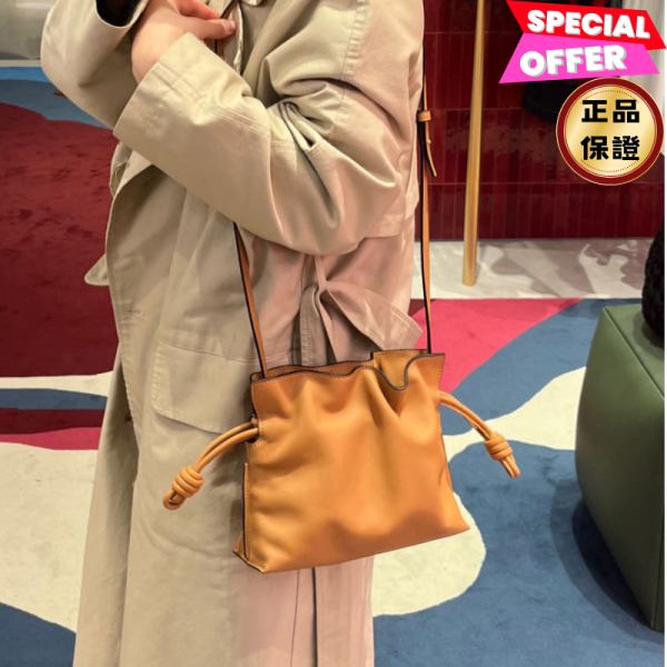 Loewe 納帕小牛皮迷你 Flamenco 包  暖沙色 Loewe、Flamenco、A411FC2X732586、迷你Flamenco包、Loewe包包價格、Loewe包專櫃、Loewe包款評價、Loewe包包尺寸、Loewe專櫃位置、Loewe真品鑑定、納帕皮包、抽繩包、輕量包、精品包款、精品包推薦、小型包款推薦、實用包款推薦、精品包評價、精品包價格、平行輸入、精品平行輸入、100%真品、專櫃真品保證、精品折扣、優惠精品價格、限時優惠、快速配送、台